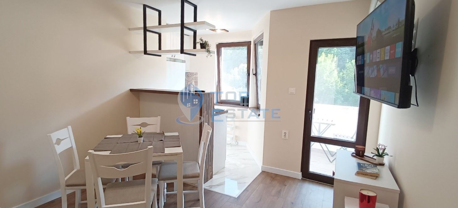 Тристаен, ремонтиран, обзаведен апартамент под наем в квартал Варуша, Старата част в град Велико Търново - 0