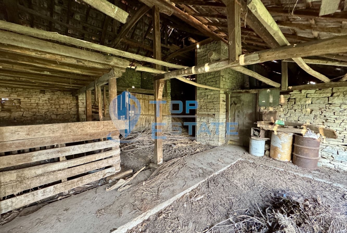 Къща с кладенец, гараж и стопански постройки в село Долна Липница, област Велико Търново - 0