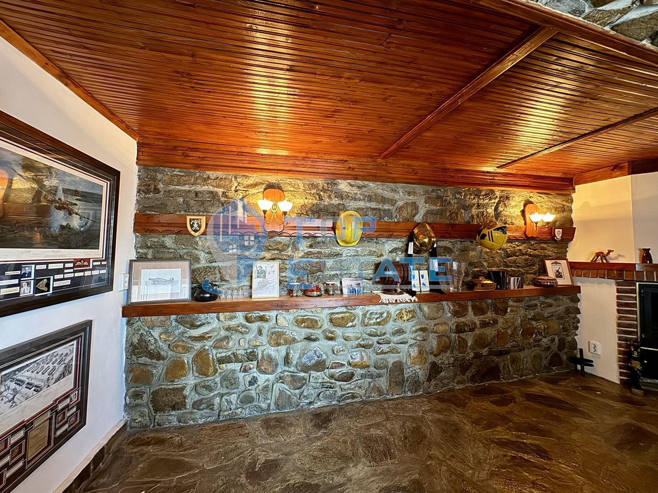 Двуетажна къща с гараж, допълнителни постройки и прекрасна панорама в Еленския Балкан - 0