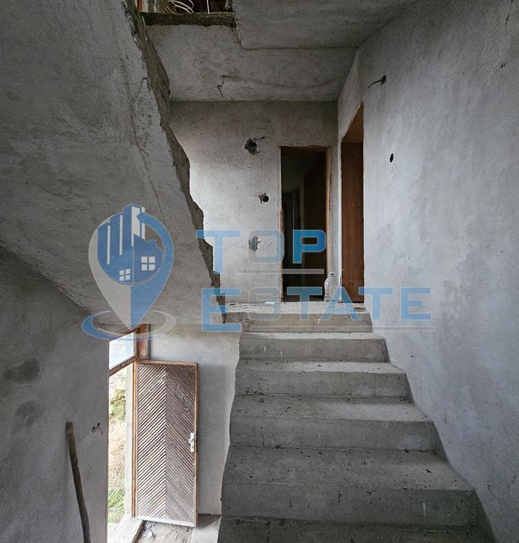 Масивна триетажна къща с четири спални в село Пейчиново, област Русе - 0