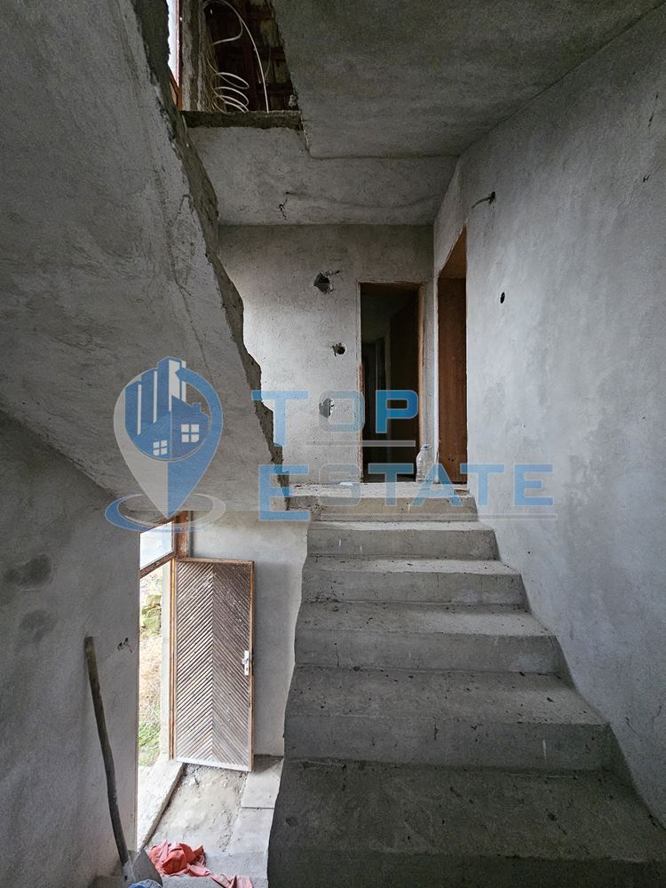 Масивна триетажна къща с четири спални в село Пейчиново, област Русе-0 Масивна триетажна къща с четири спални в село Пейчиново, област Русе - 0