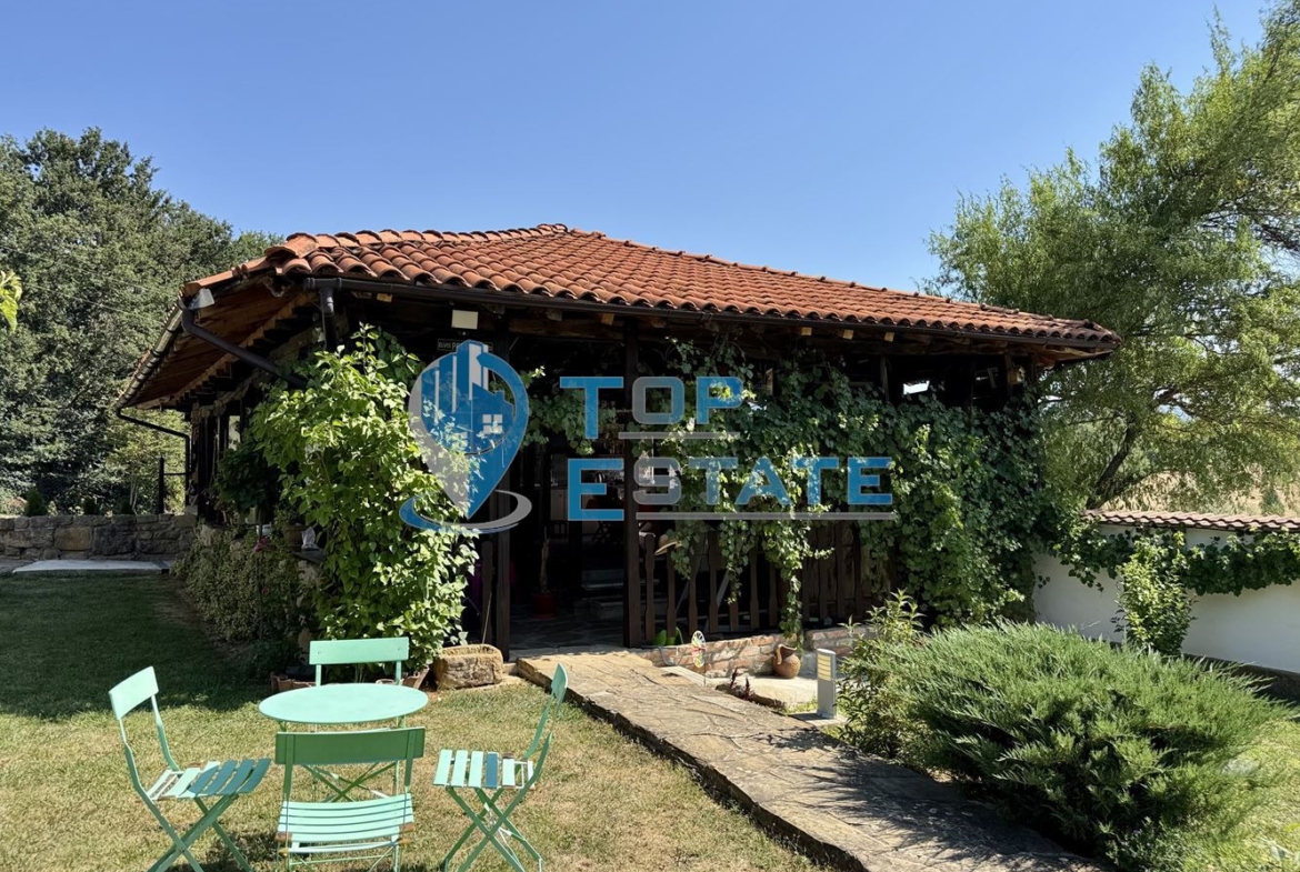 Двуетажна къща с гараж, допълнителни постройки и прекрасна панорама в Еленския Балкан - 0