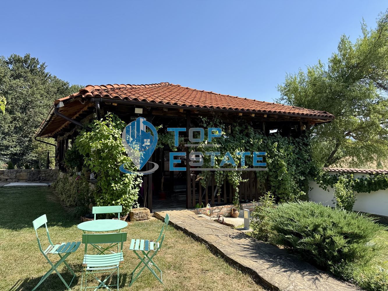 Двуетажна къща с гараж, допълнителни постройки и прекрасна панорама в Еленския Балкан - 0