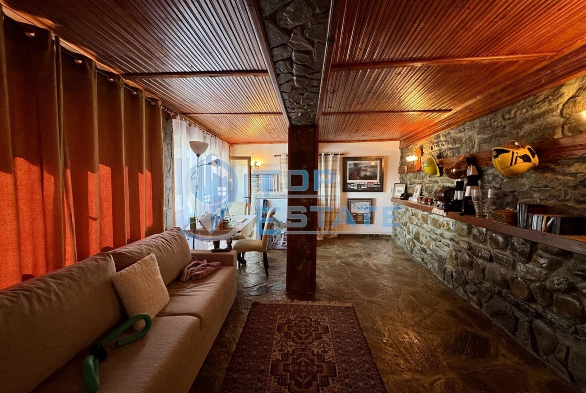 Двуетажна къща с гараж, допълнителни постройки и прекрасна панорама в Еленския Балкан - 0