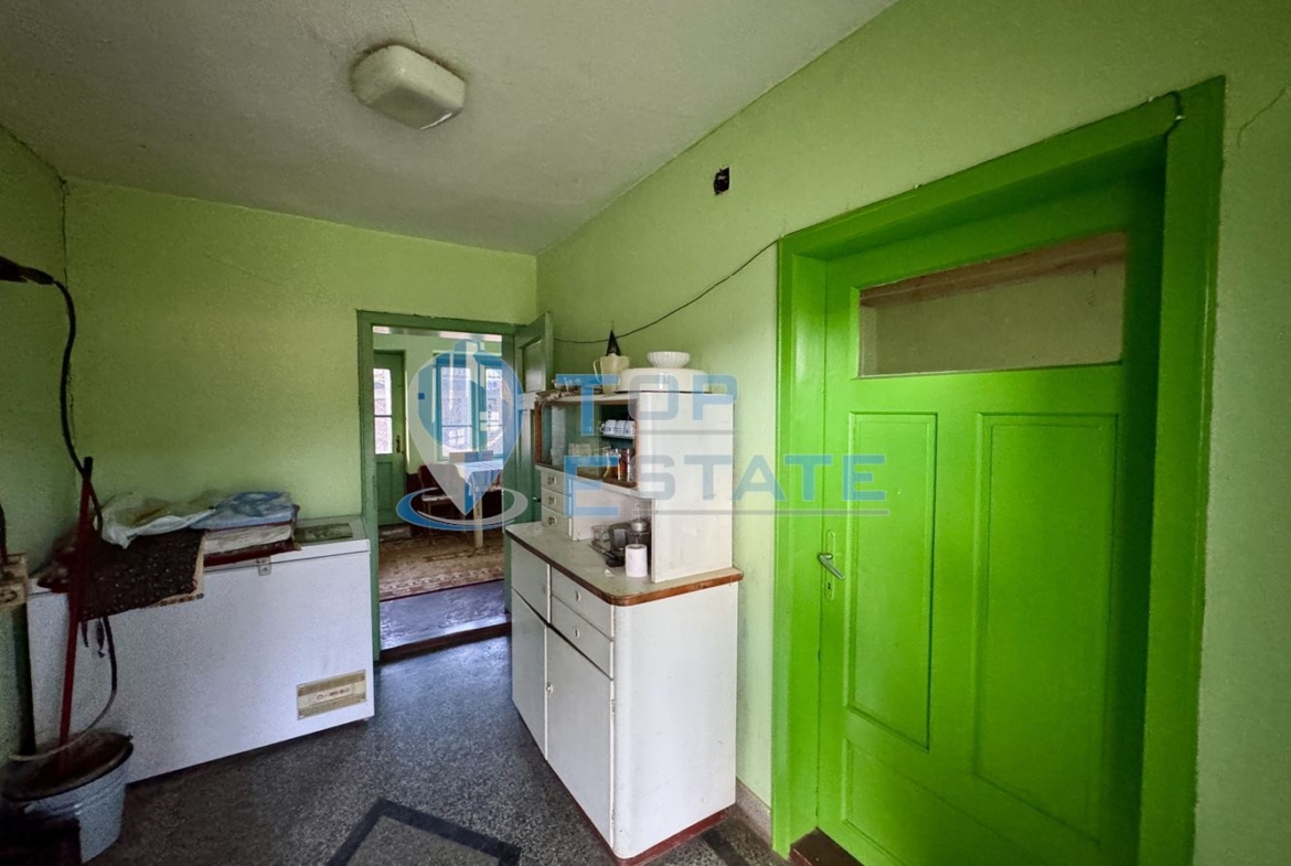 Къща с кладенец, гараж и стопански постройки в село Долна Липница, област Велико Търново - 0