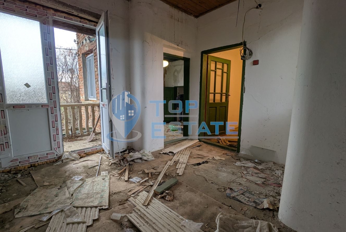 Тухлена къща с голям двор и кладенец в покрайнините на село Върбица, област Велико Търново - 0