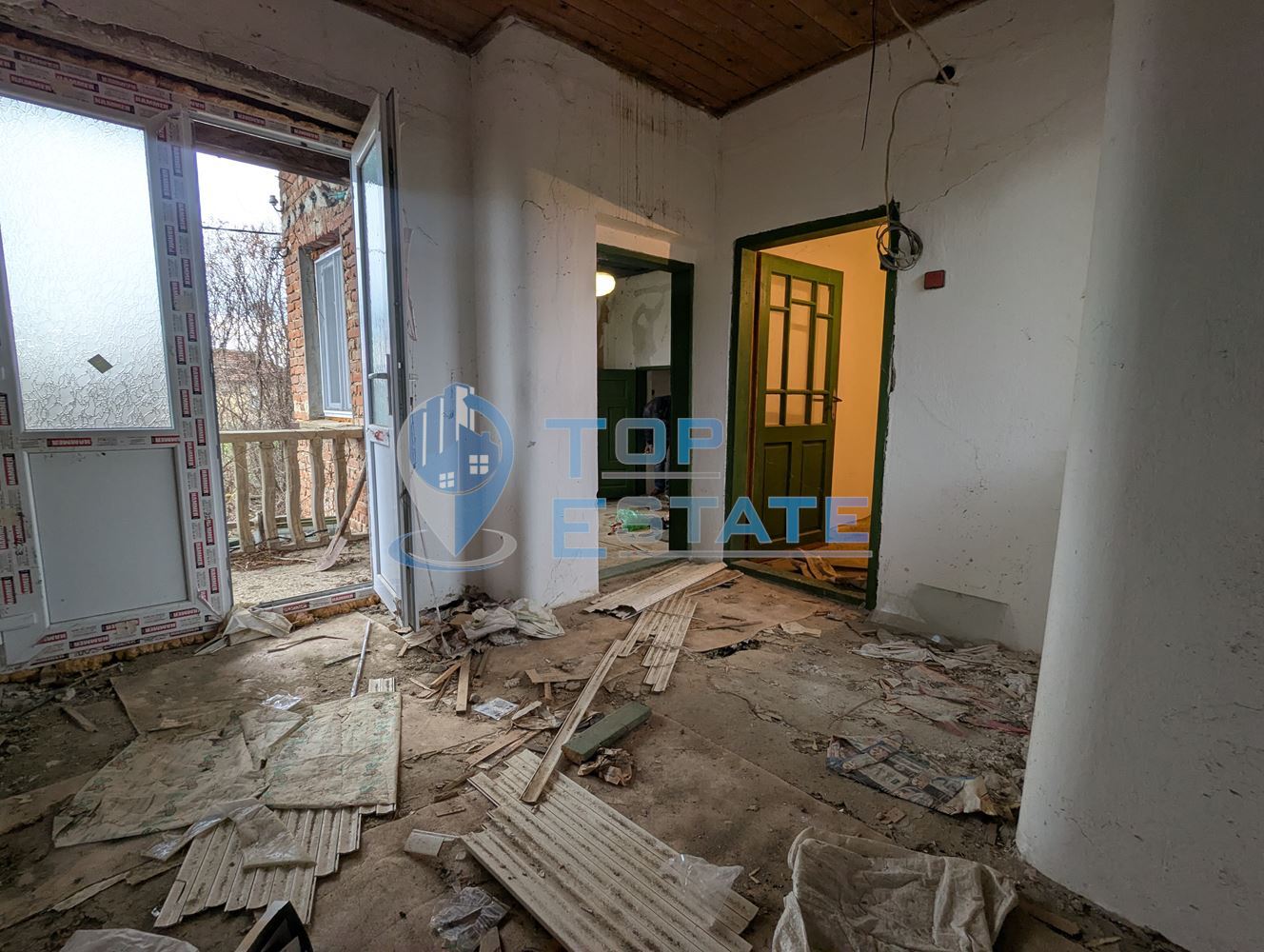 Тухлена къща с голям двор и кладенец в покрайнините на село Върбица, област Велико Търново-0 Тухлена къща с голям двор и кладенец в покрайнините на село Върбица, област Велико Търново - 0