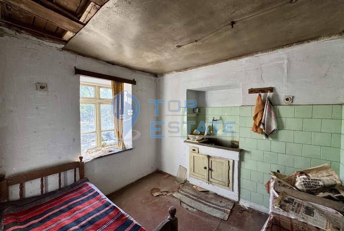 Двуетажна тухлена къща с кладенец в с. Михалци, област Велико Търново. - 0