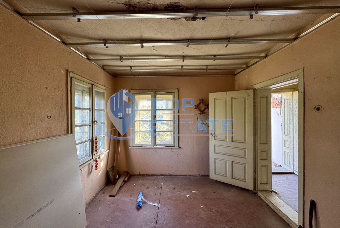 Двуетажна тухлена къща с кладенец в с. Михалци, област Велико Търново. - 0