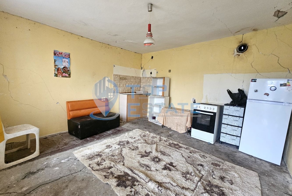 Тухлена къща с гараж и голям двор в село Недан, община Павликени - 0