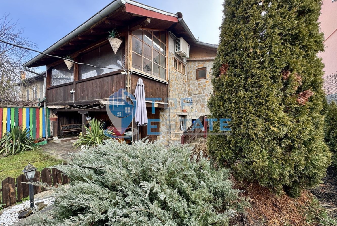 Обзаведена къща със сауна и джакузи в град Елена, Област Велико Търново. - 0