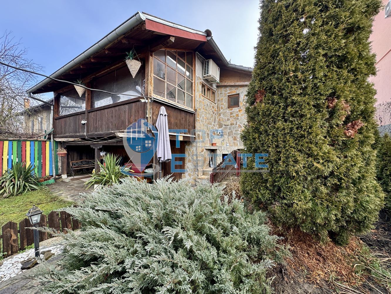 Обзаведена къща със сауна и джакузи в град Елена, Област Велико Търново. - 0