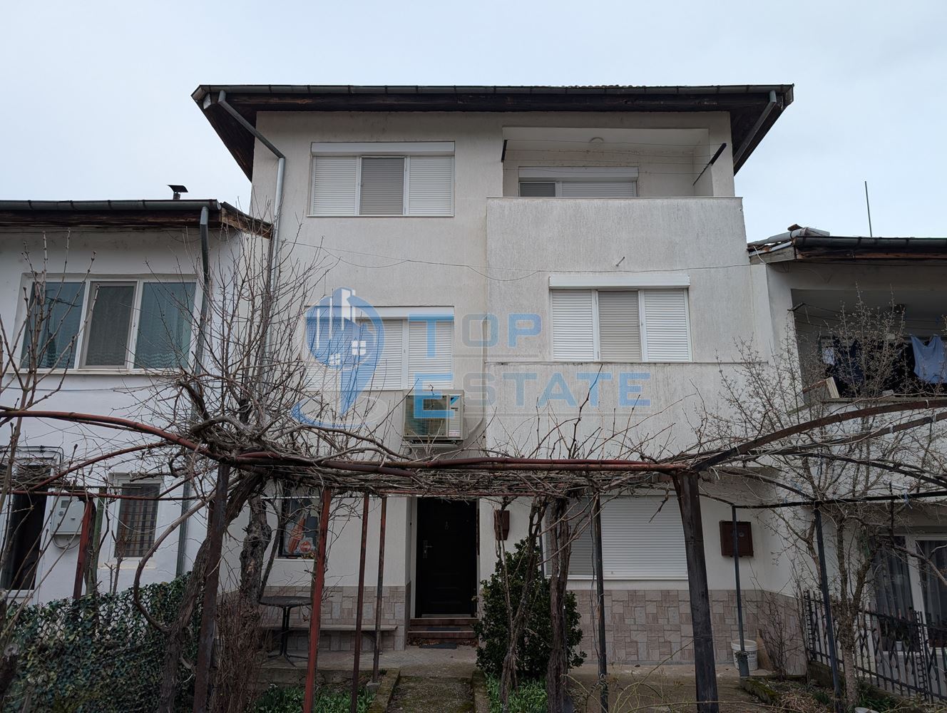 Триетажна масивна къща в град Стражица - 0