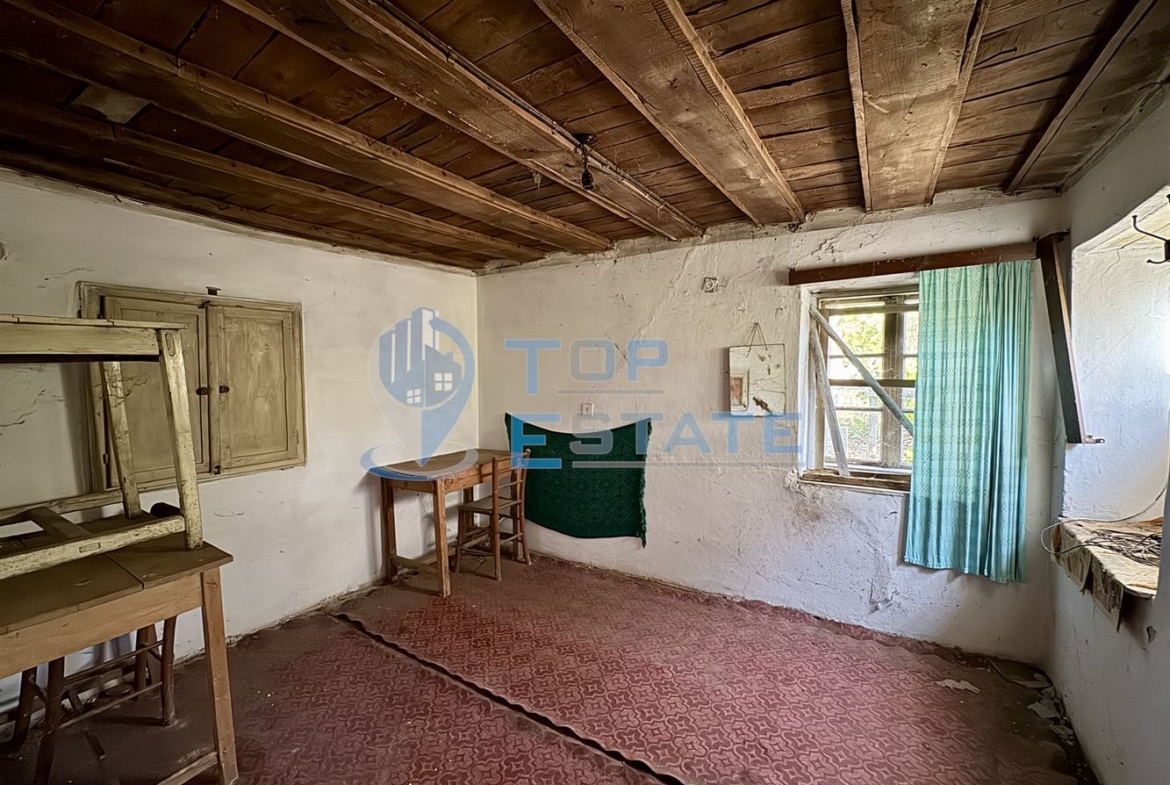 Двуетажна тухлена къща с кладенец в с. Михалци, област Велико Търново. - 0