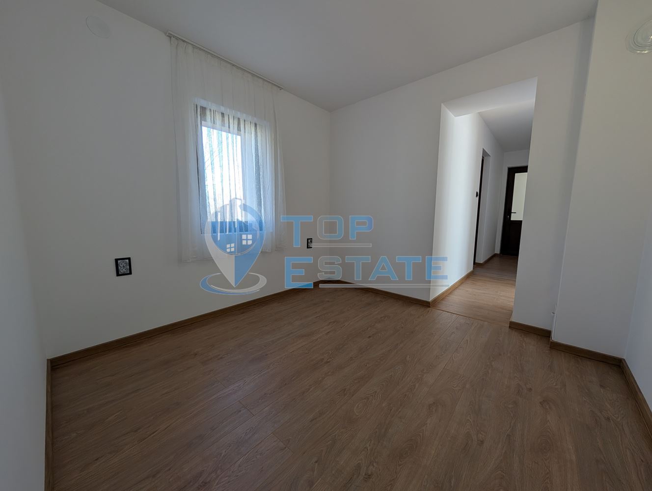 Реновирана къща с три спални, две бани и гараж в село Ново село - 0