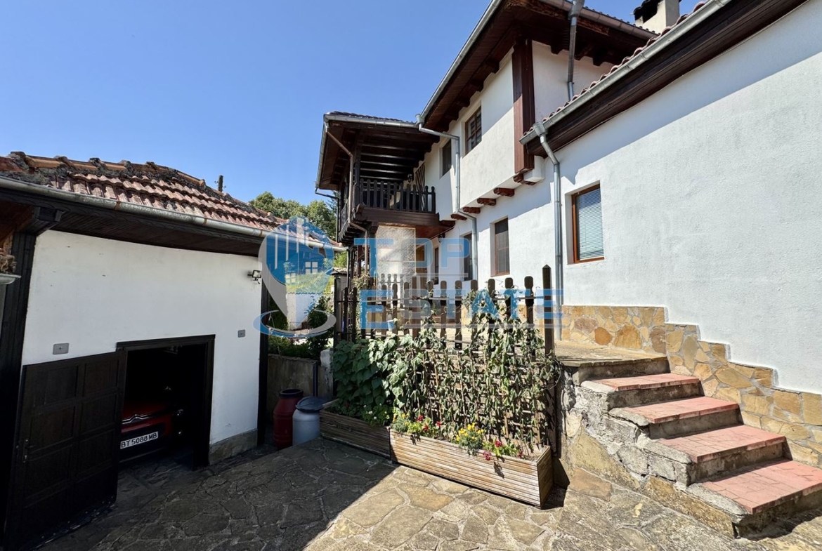 Двуетажна къща с гараж, допълнителни постройки и прекрасна панорама в Еленския Балкан - 0