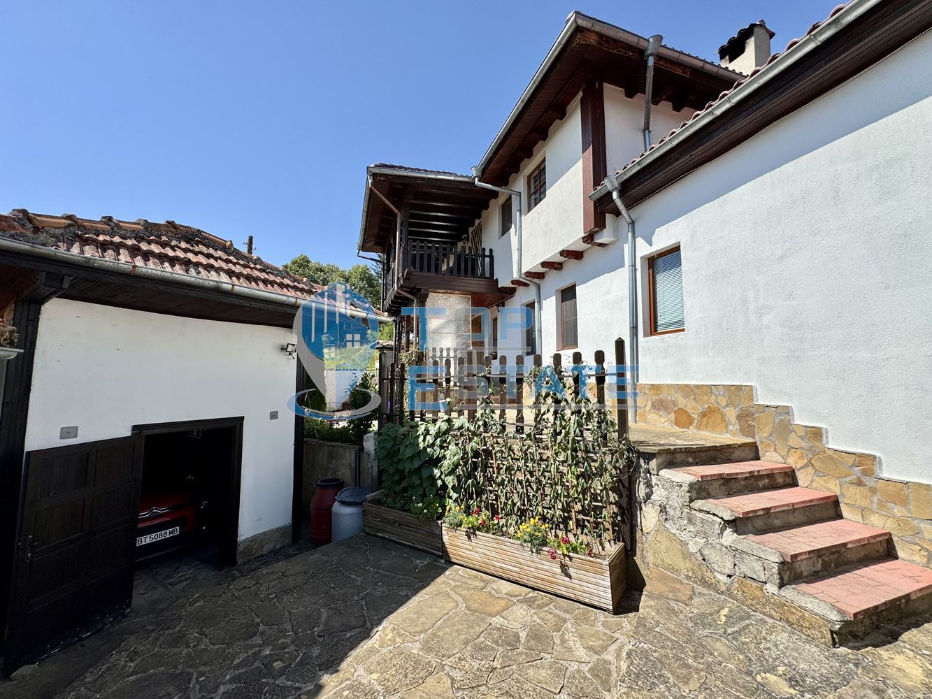 Двуетажна къща с гараж, допълнителни постройки и прекрасна панорама в Еленския Балкан - 0