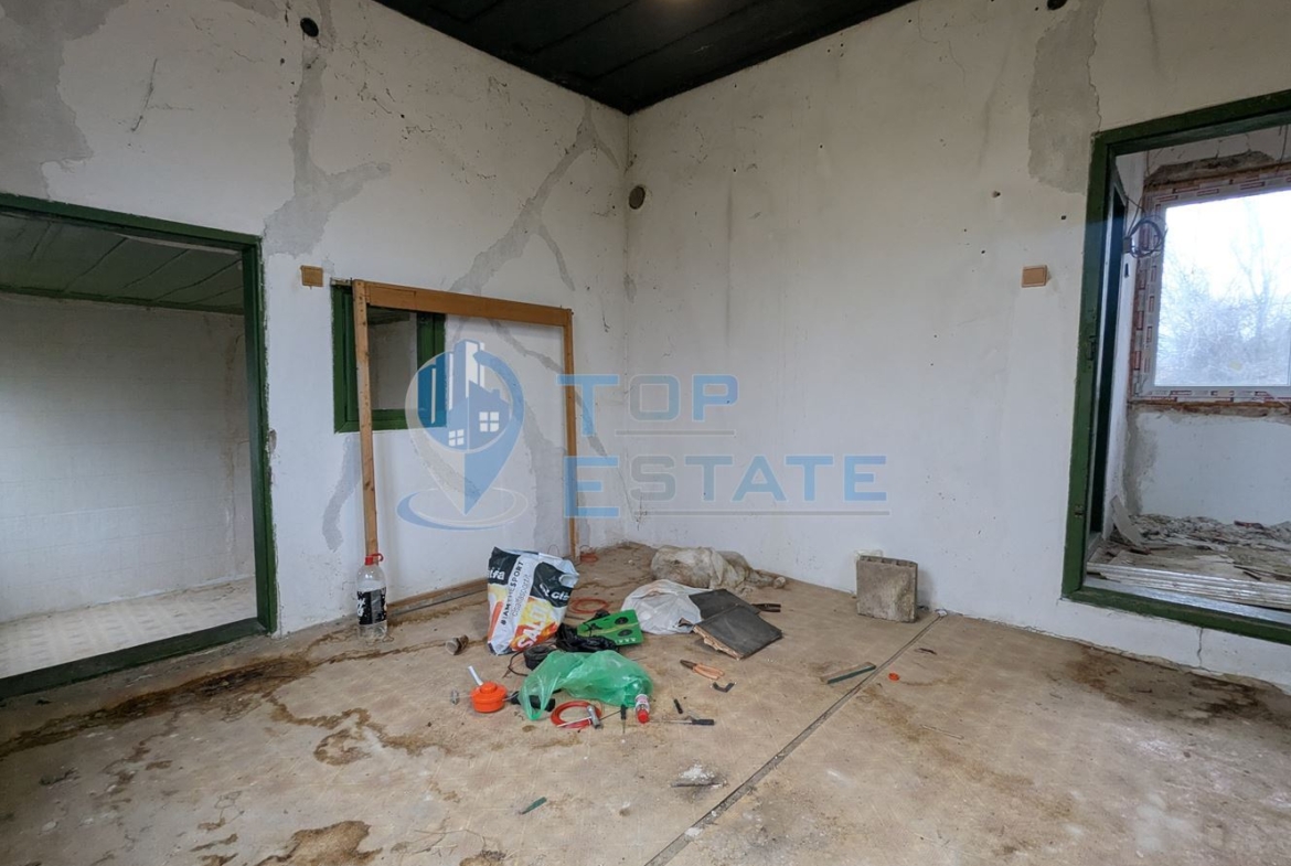 Тухлена къща с голям двор и кладенец в покрайнините на село Върбица, област Велико Търново - 0