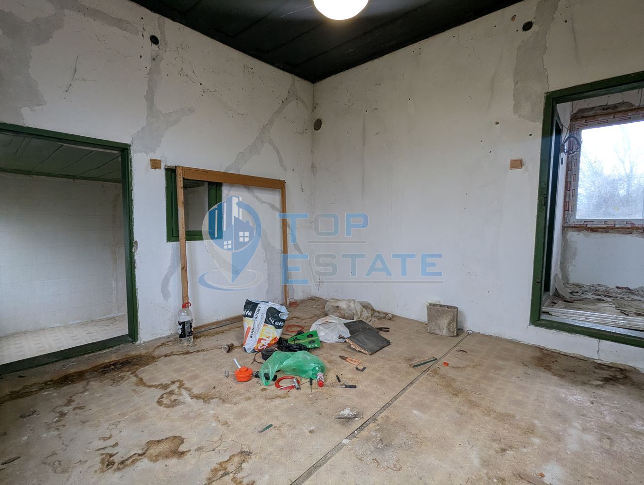 Тухлена къща с голям двор и кладенец в покрайнините на село Върбица, област Велико Търново-0 Тухлена къща с голям двор и кладенец в покрайнините на село Върбица, област Велико Търново - 0