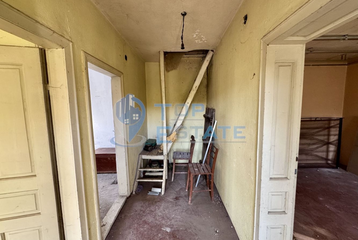 Двуетажна тухлена къща с кладенец в с. Михалци, област Велико Търново. - 0