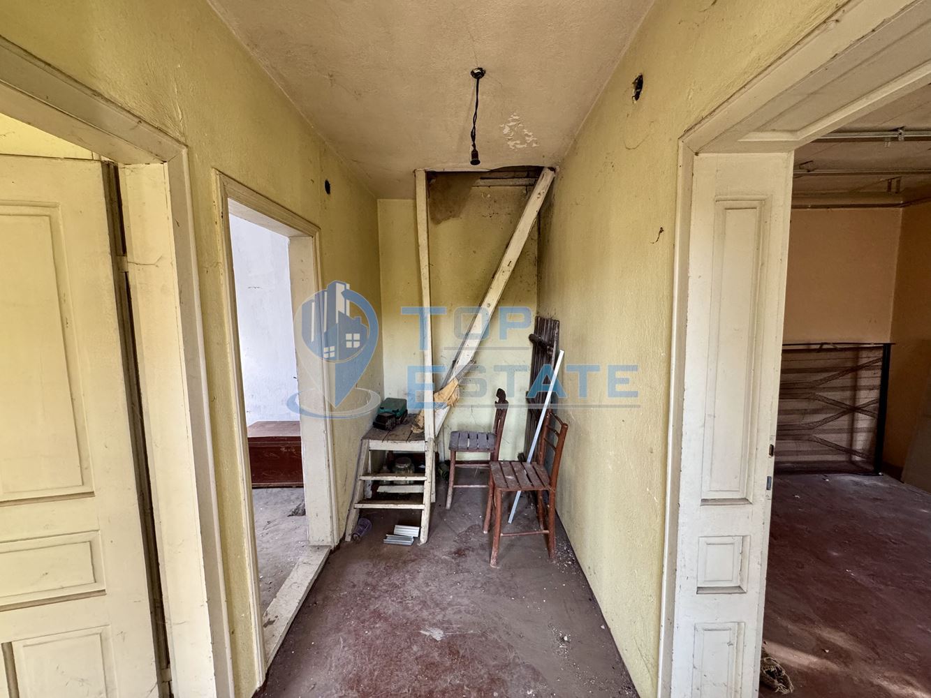 Двуетажна тухлена къща с кладенец в с. Михалци, област Велико Търново. - 0