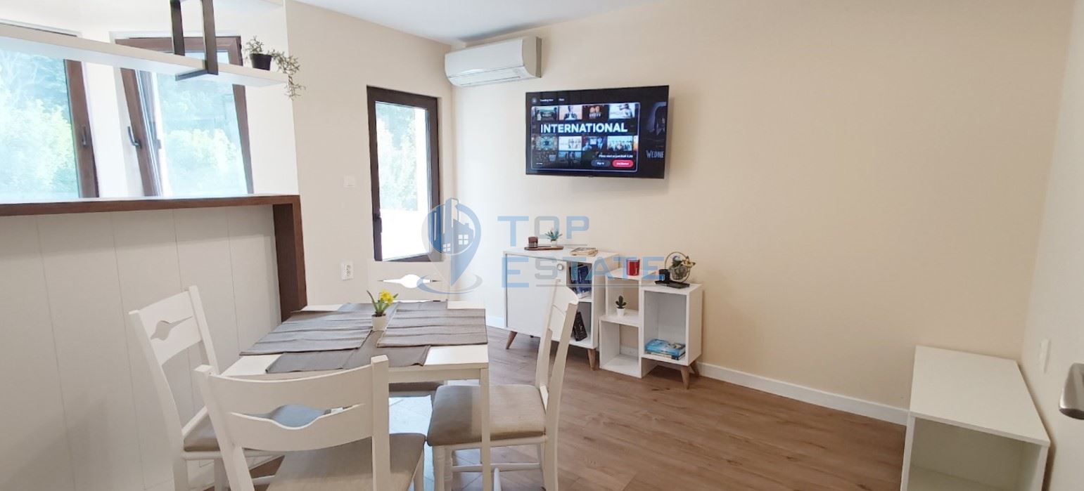 Тристаен, ремонтиран, обзаведен апартамент под наем в квартал Варуша, Старата част в град Велико Търново - 0