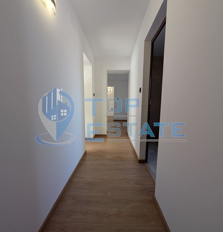 Реновирана къща с три спални, две бани и гараж в село Ново село - 0