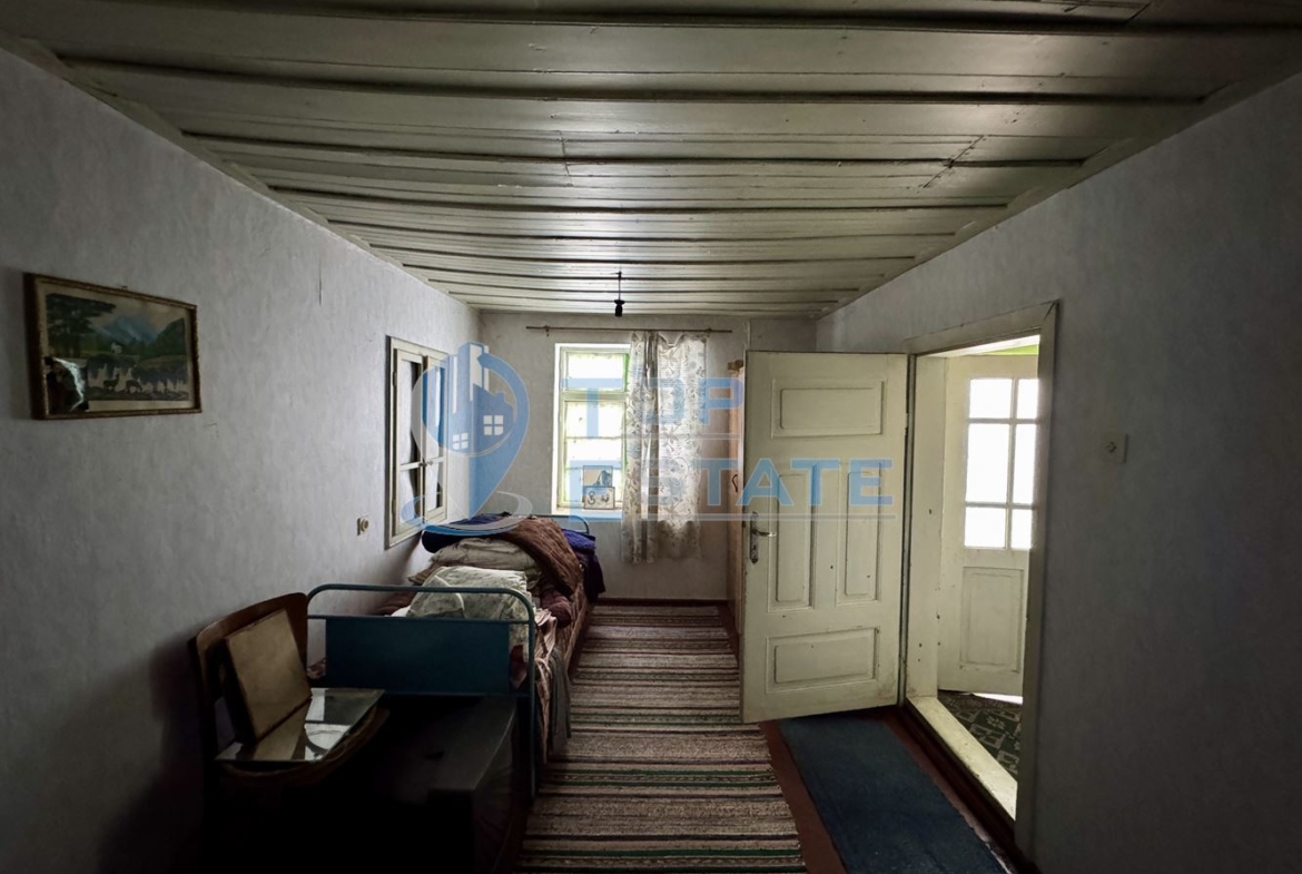 Къща с кладенец, гараж и стопански постройки в село Долна Липница, област Велико Търново - 0