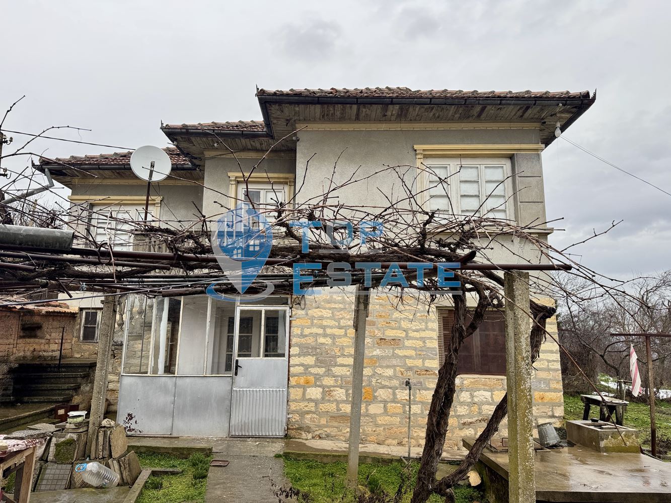 Двуетажна тухлена къща с голям двор в село Нова Върбовка, област Велико Търново - 0