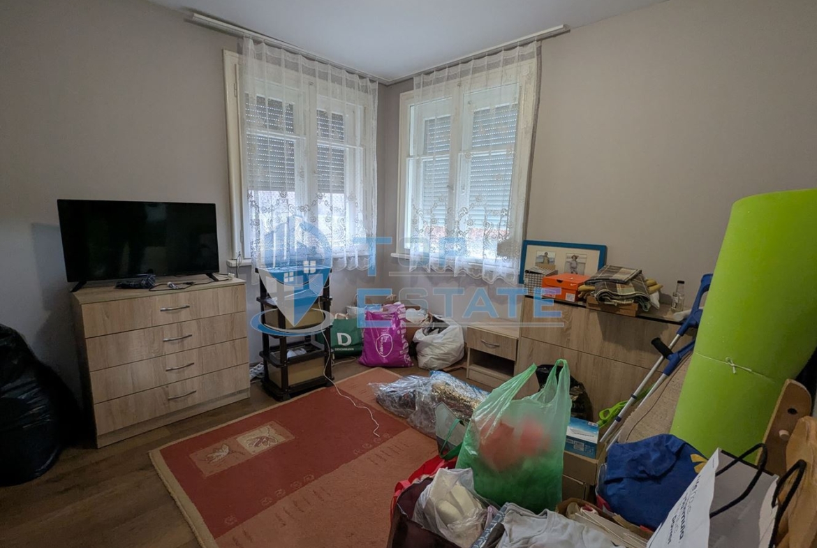 Обзаведена тухлена къща с кладенец в село Поликраище, област Велико Търново - 0