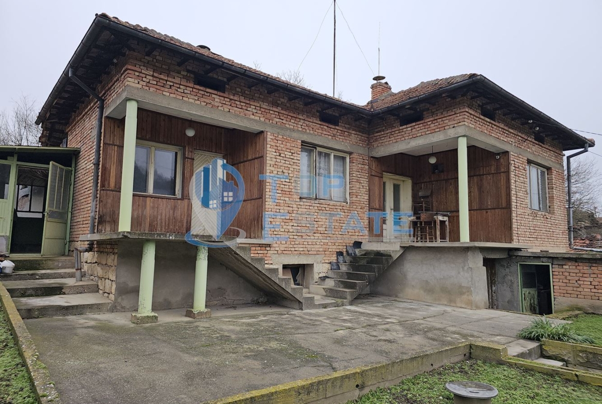 Здрава тухлена къща с гараж в село Пиперково, област Русе - 0