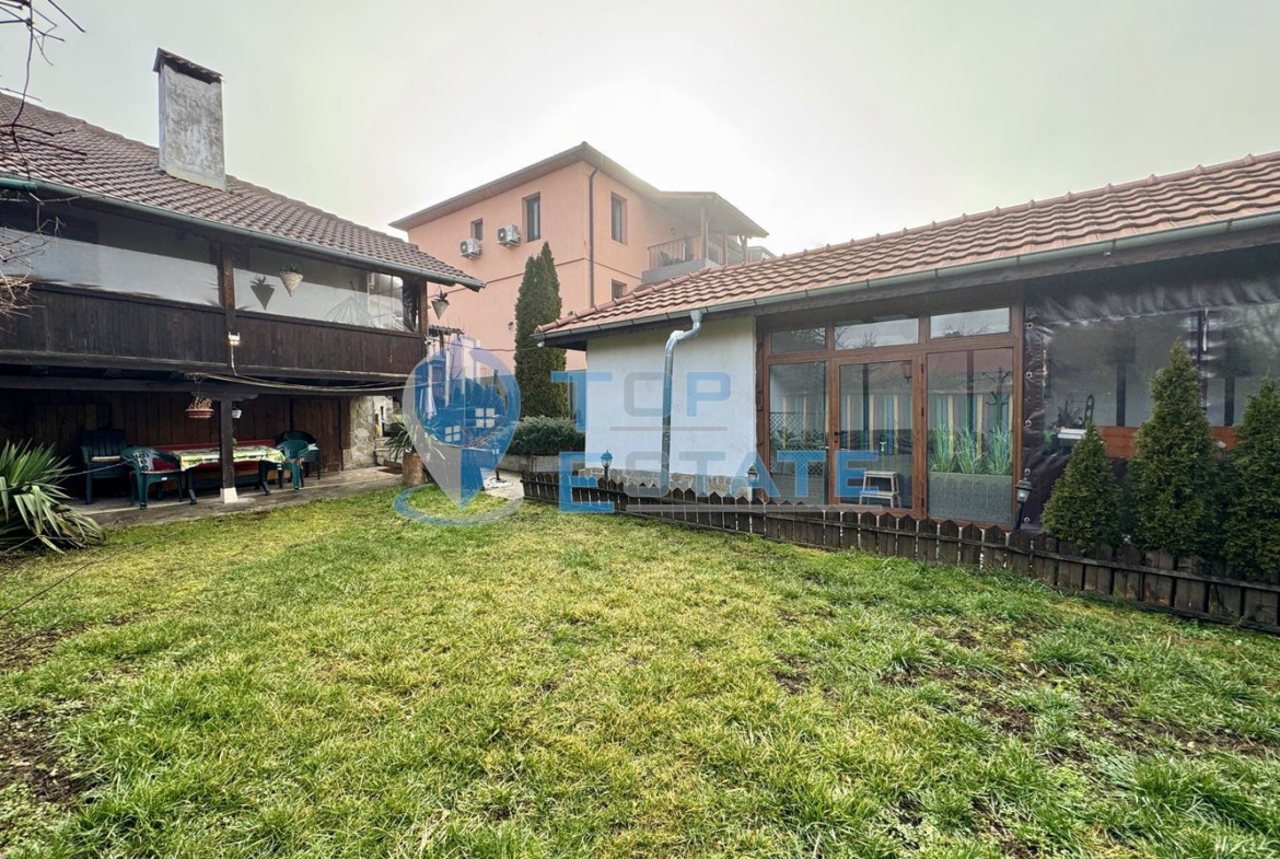 Обзаведена къща със сауна и джакузи в град Елена, Област Велико Търново. - 0