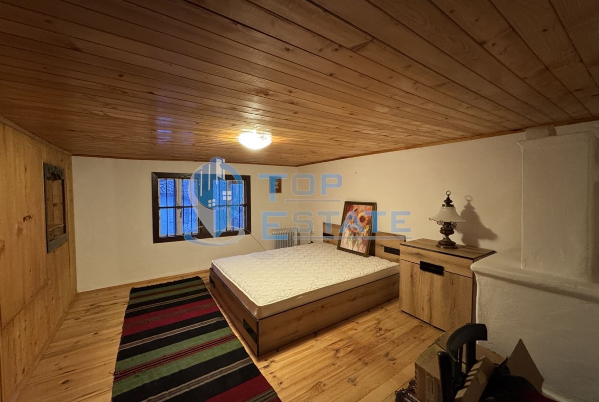 Къща с допълнителни постройки в град Елена, област Велико Търново. - 0