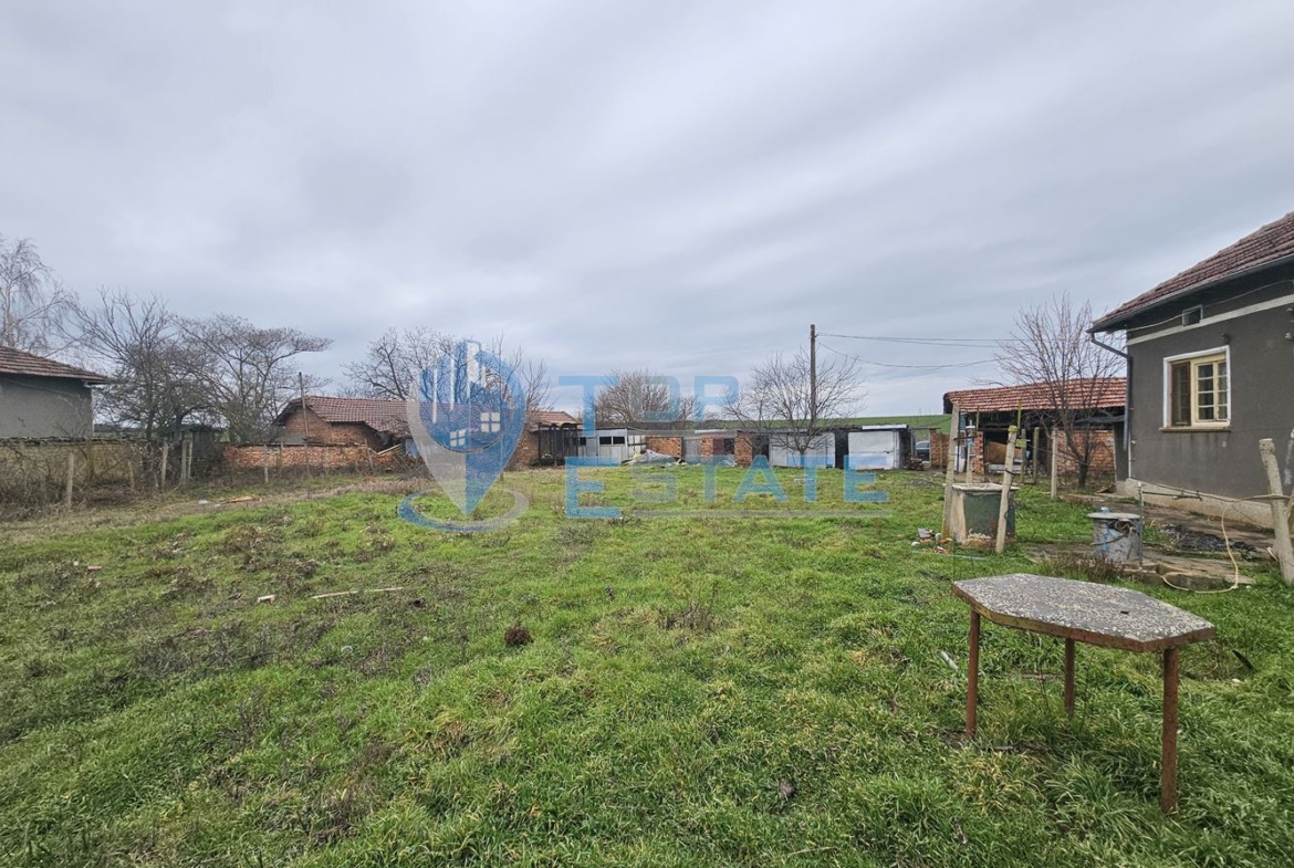 Тухлена къща с гараж и голям двор в село Недан, община Павликени - 0