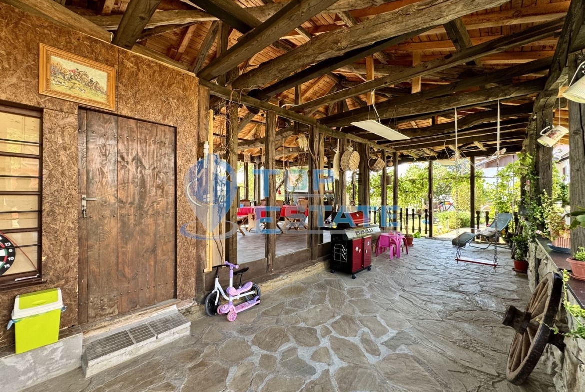 Двуетажна къща с гараж, допълнителни постройки и прекрасна панорама в Еленския Балкан - 0