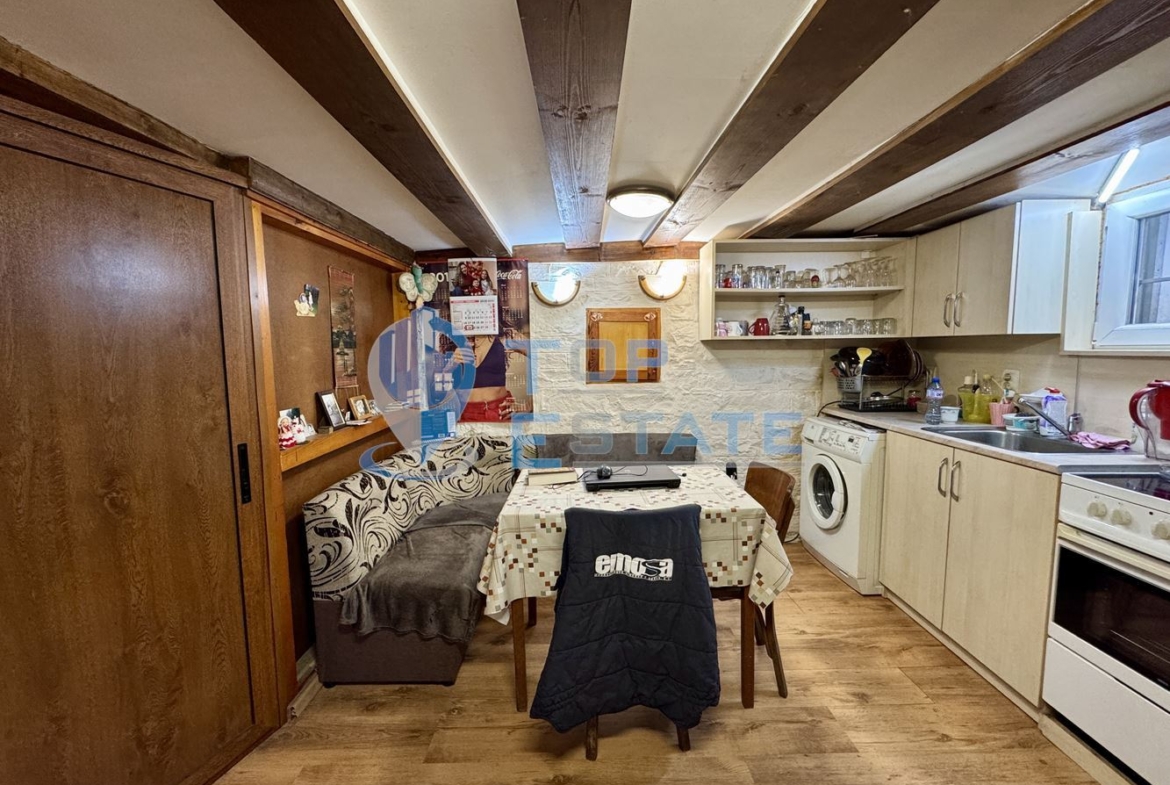 Двуетажна къща с кладенец в село Добри дял, област Велико Търново - 0