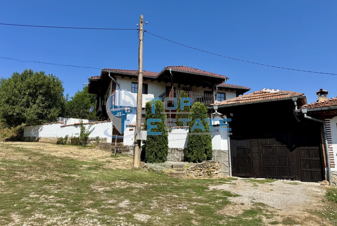 Двуетажна къща с гараж, допълнителни постройки и прекрасна панорама в Еленския Балкан - 0