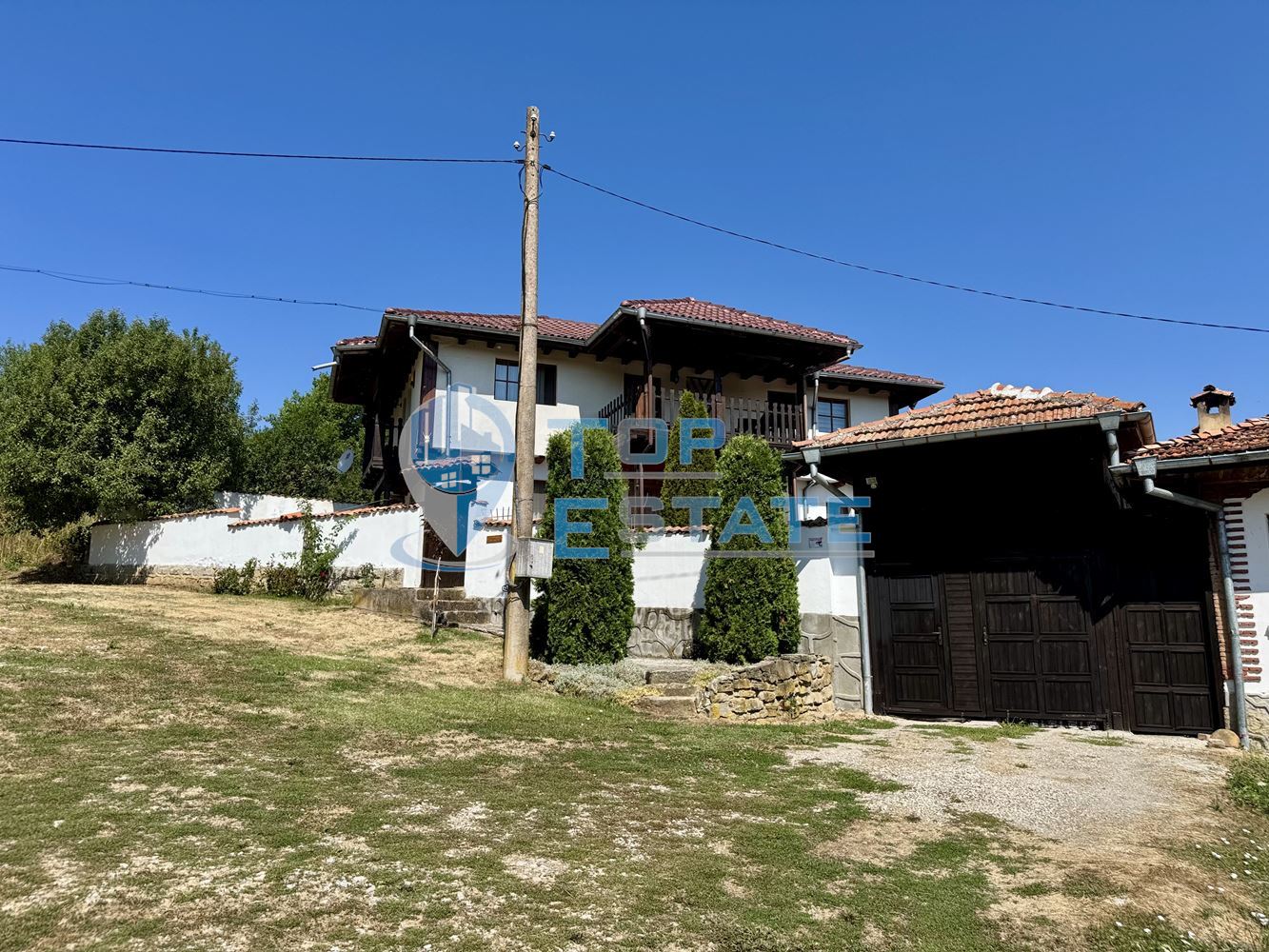 Двуетажна къща с гараж, допълнителни постройки и прекрасна панорама в Еленския Балкан - 0