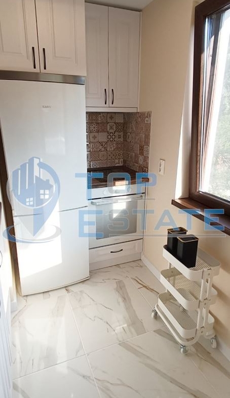 Тристаен, ремонтиран, обзаведен апартамент под наем в квартал Варуша, Старата част в град Велико Търново - 0