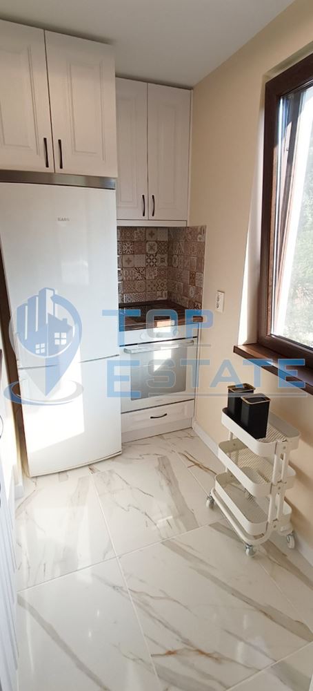 Тристаен, ремонтиран, обзаведен апартамент под наем в квартал Варуша, Старата част в град Велико Търново - 0