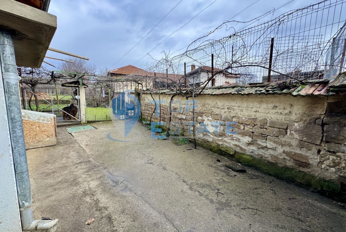 Двуетажна къща с кладенец в село Добри дял, област Велико Търново - 0