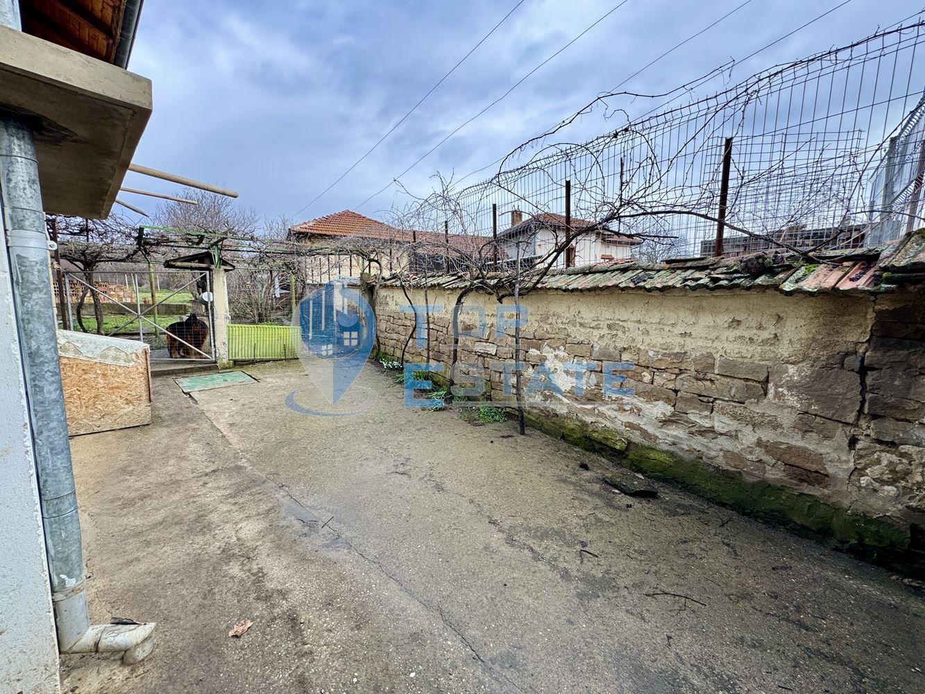 Двуетажна къща с кладенец в село Добри дял, област Велико Търново - 0