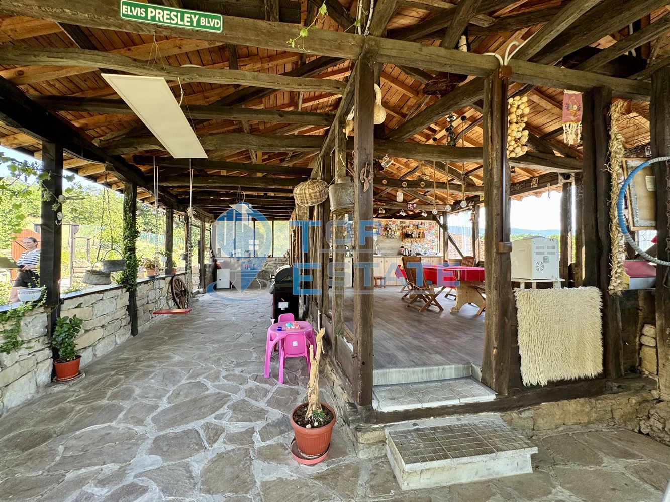 Двуетажна къща с гараж, допълнителни постройки и прекрасна панорама в Еленския Балкан - 0