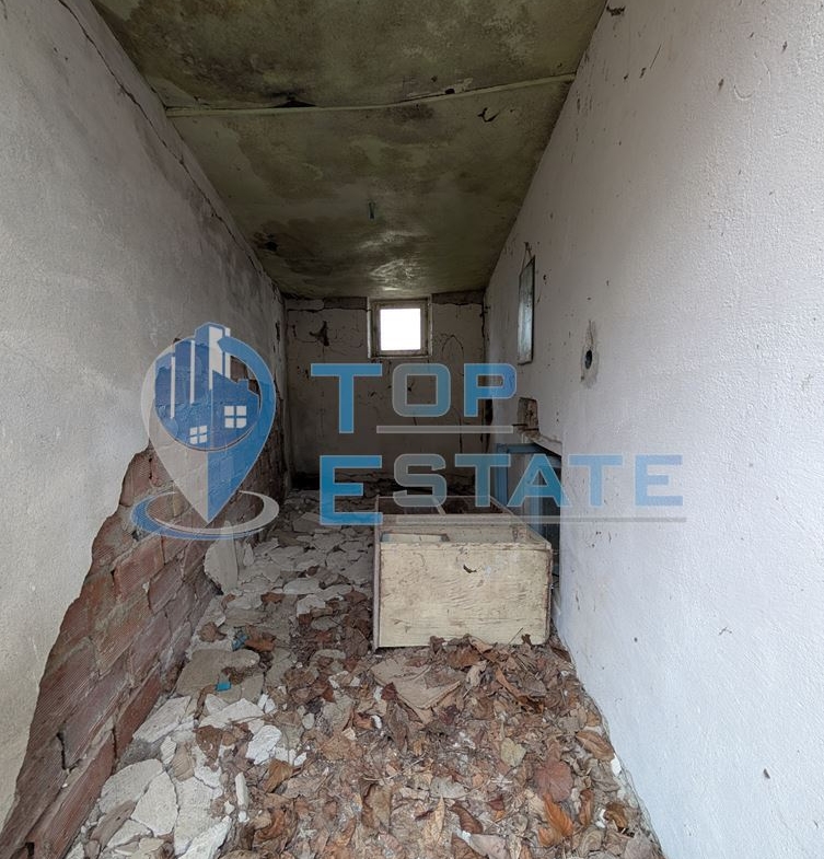 Парцел с двуетажна къща за основен ремонт в село Русаля - 0