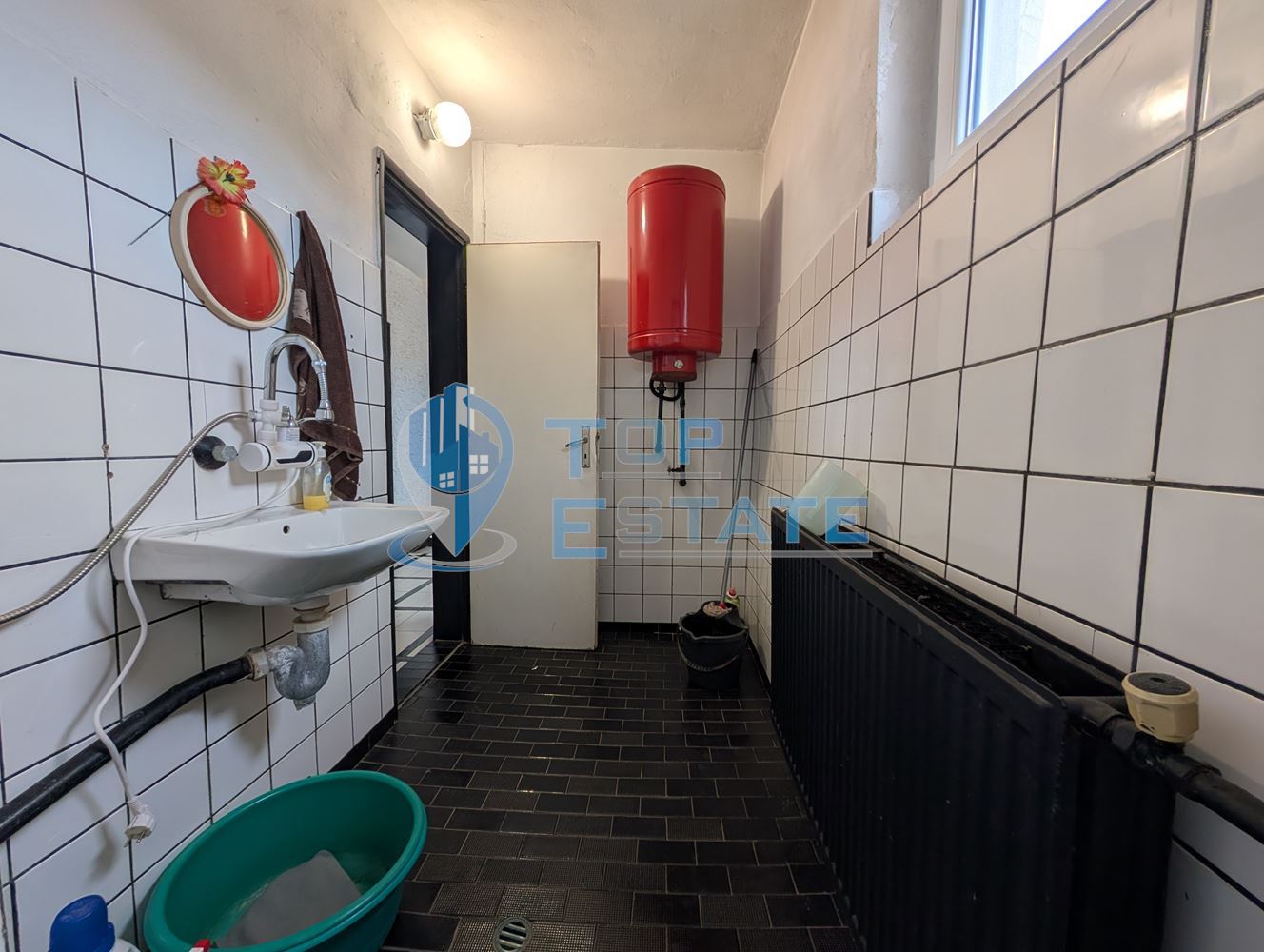 Триетажна масивна къща в град Стражица - 0