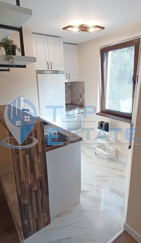 Тристаен, ремонтиран, обзаведен апартамент под наем в квартал Варуша, Старата част в град Велико Търново - 0