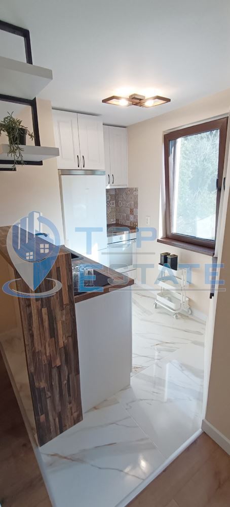 Тристаен, ремонтиран, обзаведен апартамент под наем в квартал Варуша, Старата част в град Велико Търново - 0