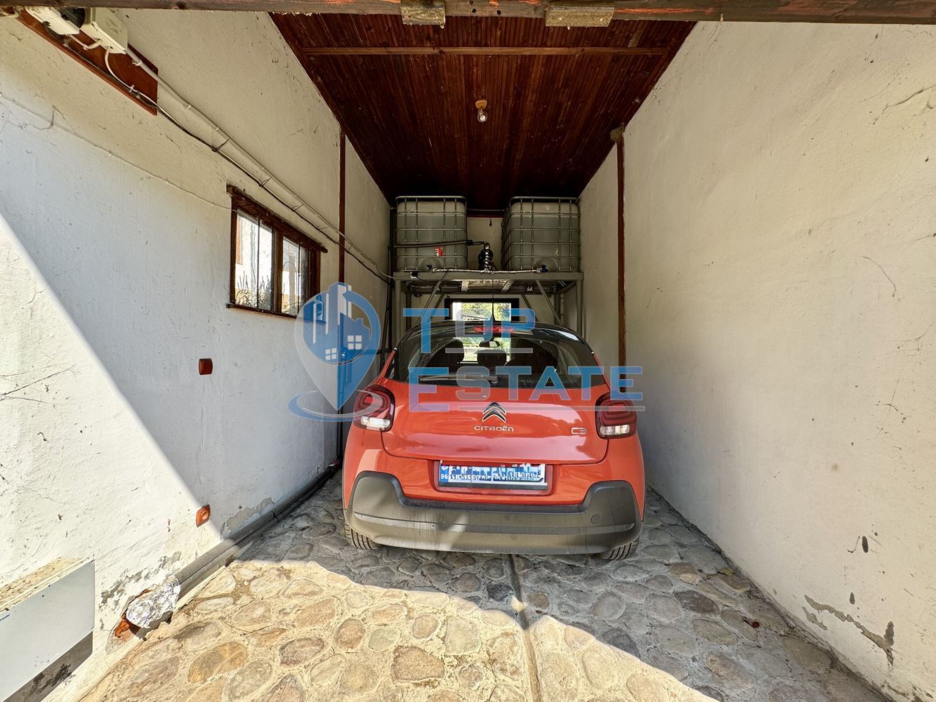 Двуетажна къща с гараж, допълнителни постройки и прекрасна панорама в Еленския Балкан - 0