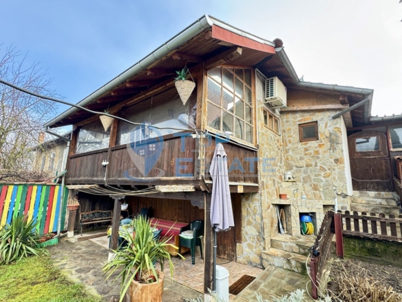 Обзаведена къща със сауна и джакузи в град Елена, Област Велико Търново. - 0