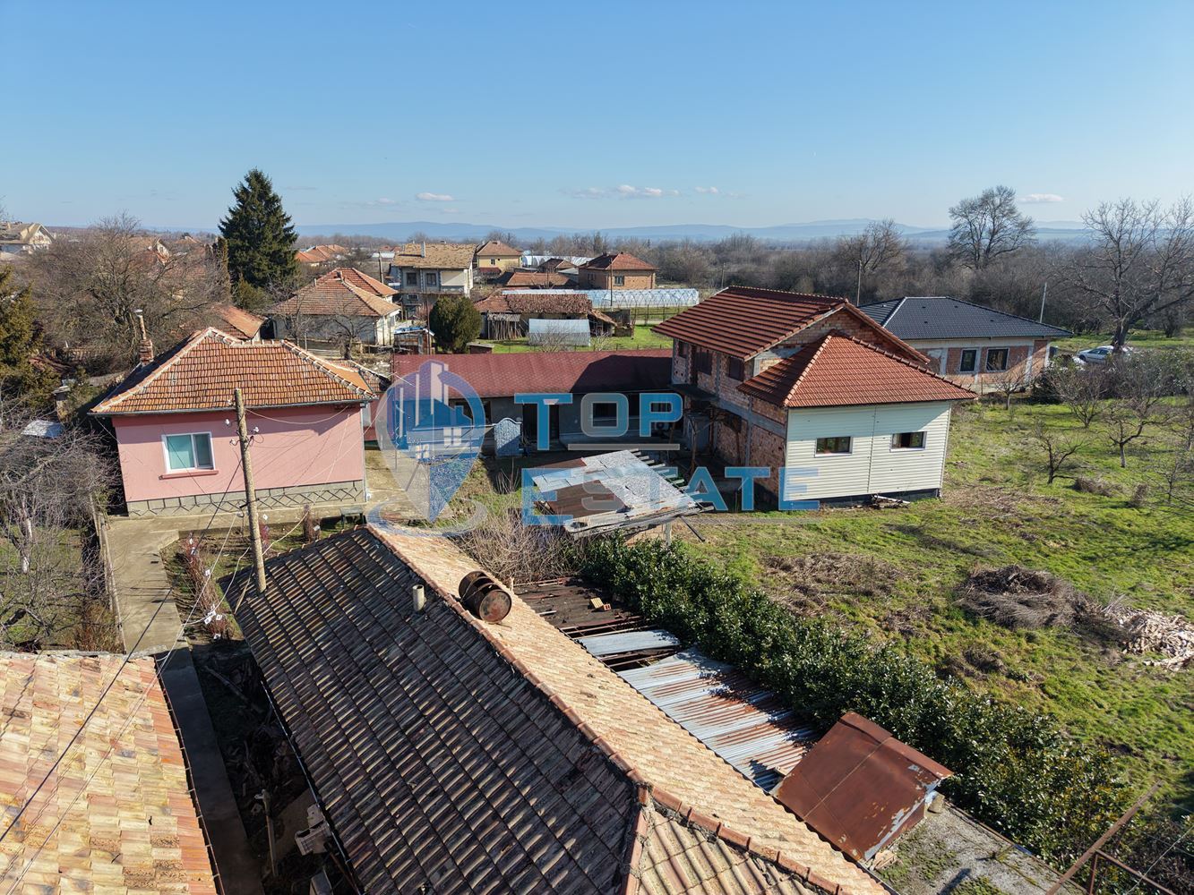 Две къщи, лятна кухня и гараж с голям двор в град Долна Оряховица - 0